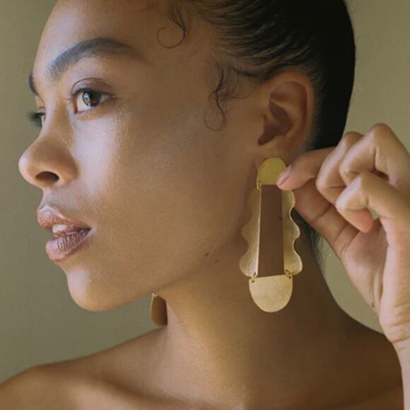 New Michelle McDowell “Ryerson” Brushed Gold Cutout Drop Earrings - Picture 4 of 4